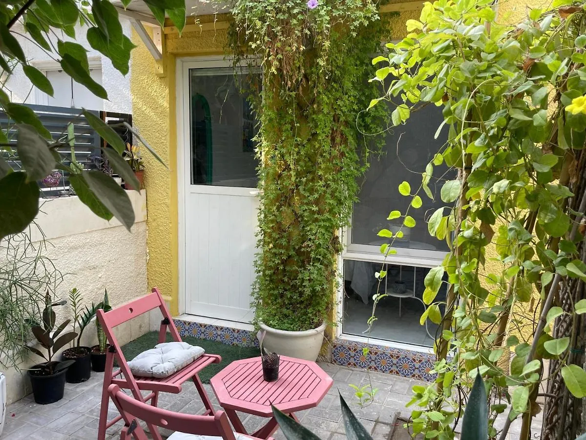 Guest house Tropicana Guestroom 7 Min Walk From The Beach Dubai
