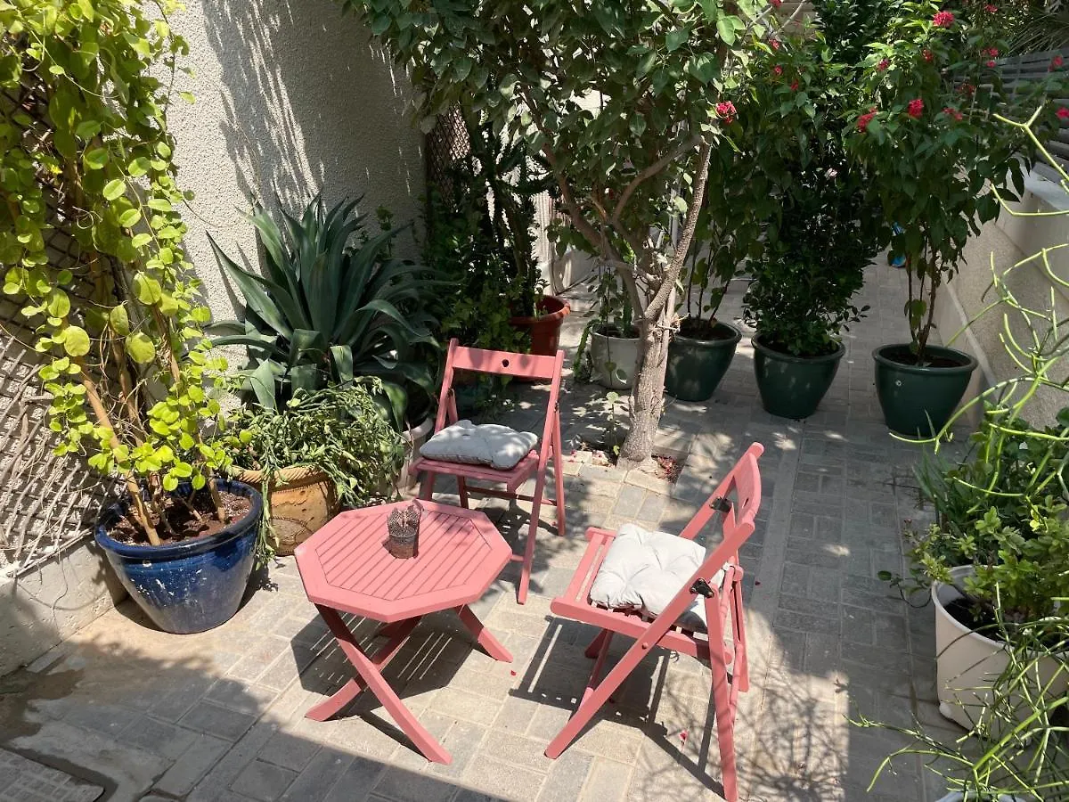 Guest house Tropicana Guestroom 7 Min Walk From The Beach Dubai